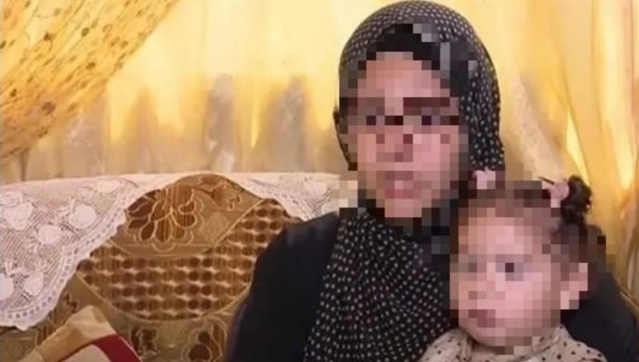 أمل مع ابنتها منذ سنوات أمل مع ابنتها منذ سنوات